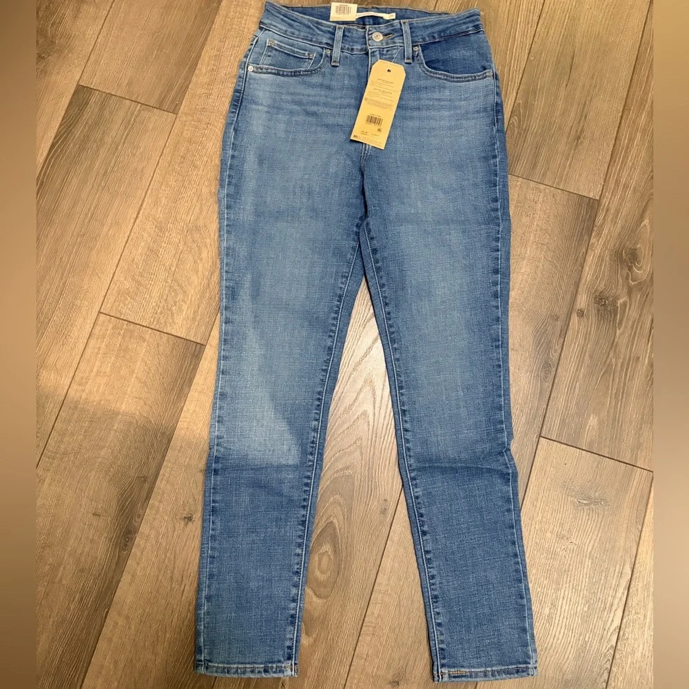 Levi's Women’s 721 Medium Wash Jeans - Picture 2 of 2